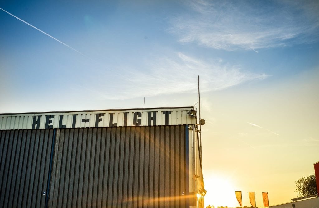 das Heli-Flight Gebäude bei Sonnenuntergang
