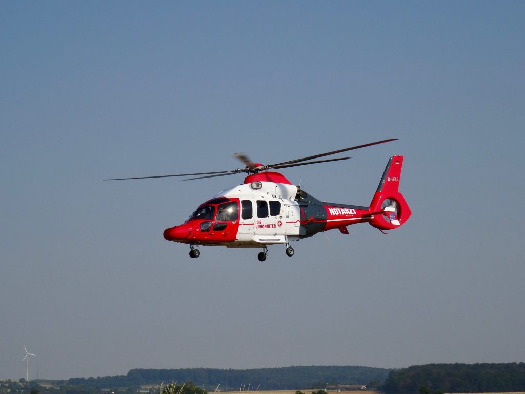 Notarzt Helikopter der Johanniter in der Luft