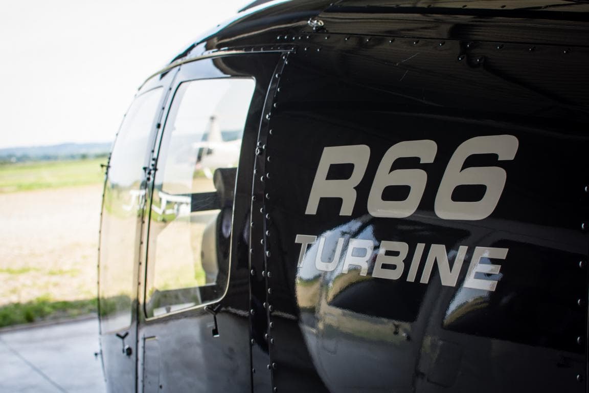 Nahaufnahme des Schriftzuges eines R66 Turbine Helikopters