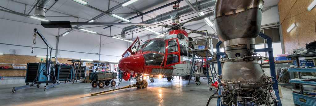 Ein roter Helikopter in der Werkstatt